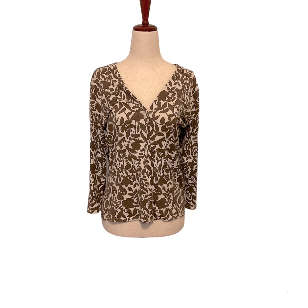 Sweet and subtle floral cardigan